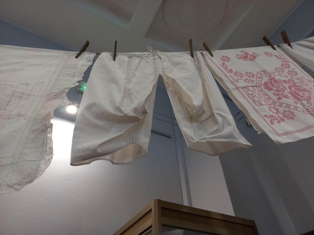 W Muzeum Okręgowym w Lesznie suszą stare gacie na sznurku! Nowa wystawa o... bieliźnie