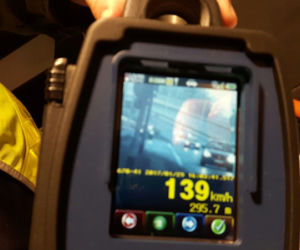 Kierowca audi chciał pobić rekord. Jechał w mieście 140 km/h!