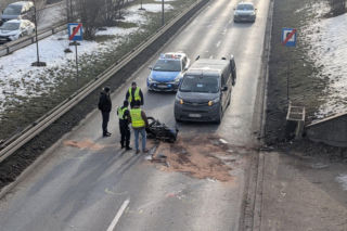 Szokująca śmierć motocyklisty w Krakowie. Przed uderzeniem w betonową barierę zdjął kask