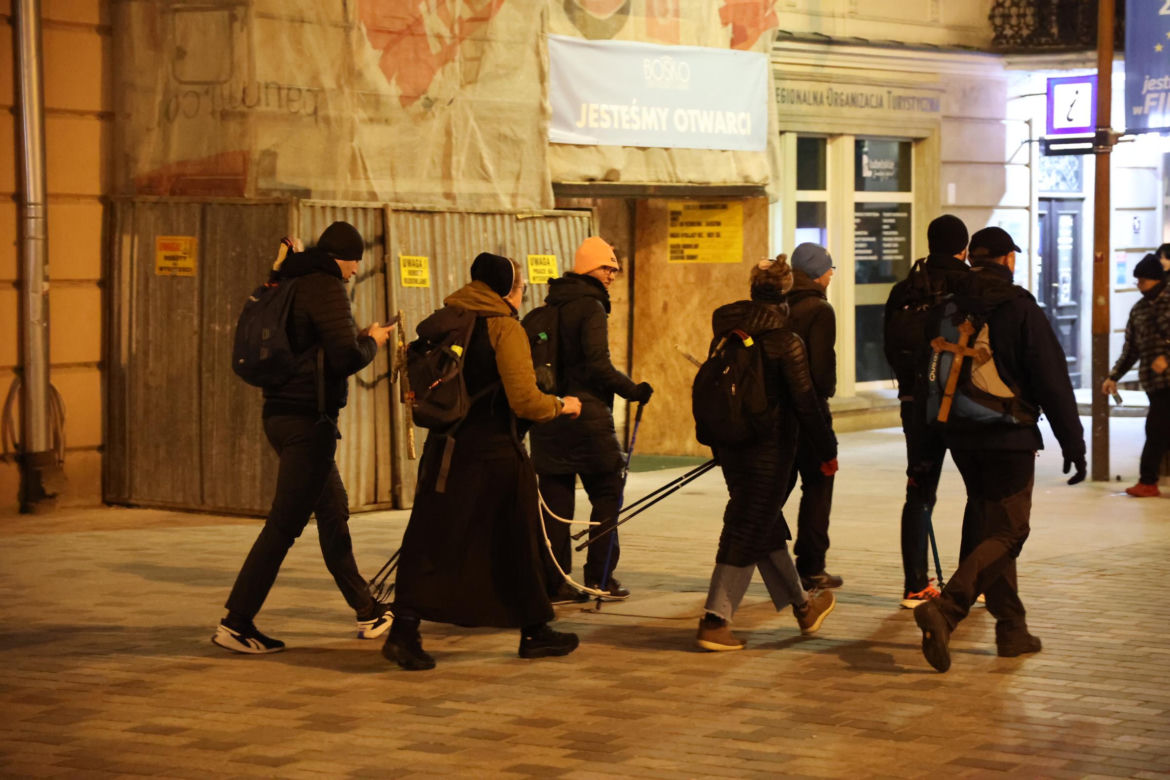 Kilka tysięcy osób w piątkowy wieczór wyruszyło z Lublina w 10. Ekstremalną Drogę Krzyżową