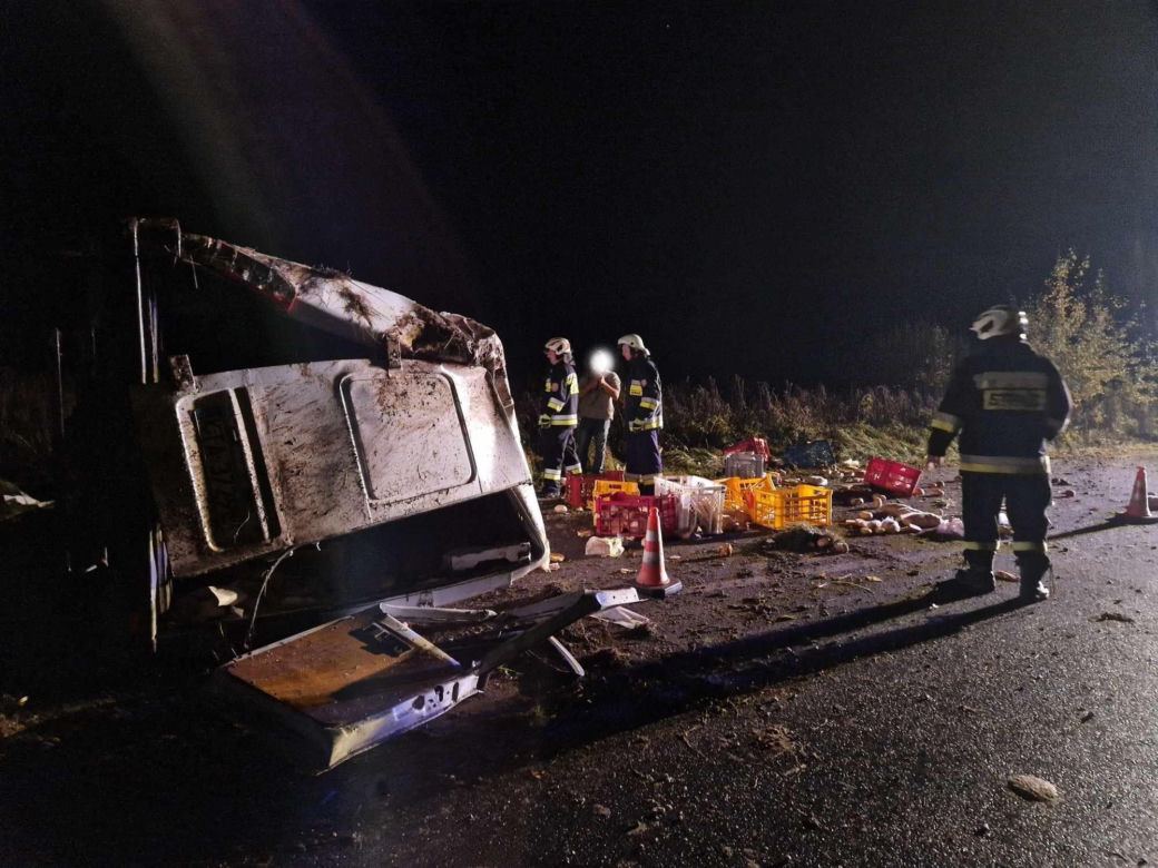 Smyków. Kierowca dostawczego mercedesa wylądował w rowie i dachował