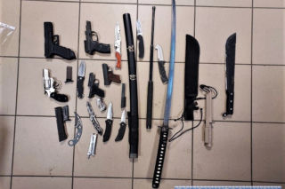 Zgromadził w mieszkaniu prawdziwy arsenał. Rzucił się na policjantów z nożem i pałką