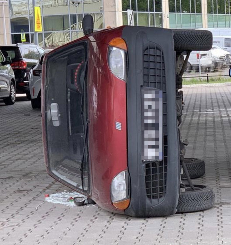 Warszawa. Głupi żart czy forma zemsty? Seicento wylądowało na boku