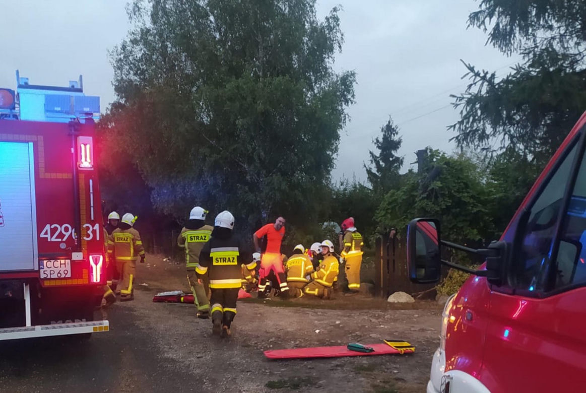 Karol, który zginął w Wabczu, spoczął na cmentarzu w Chełmnie. Grób utonął w białych kwiatach