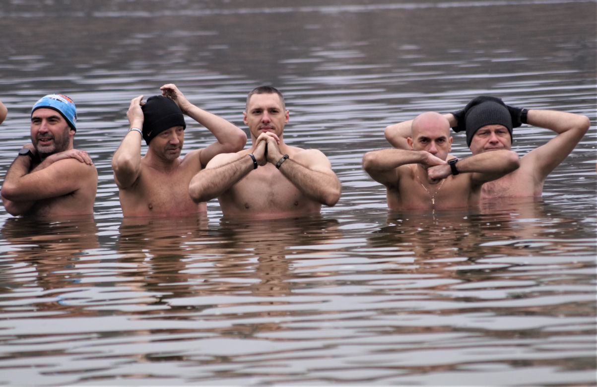 Bydgoskie Morsy wskoczyły do jeziora w Pieckach! [ZDJĘCIA]