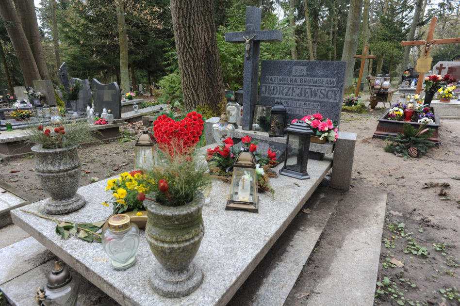  Radosław Majdan na grobie mamy