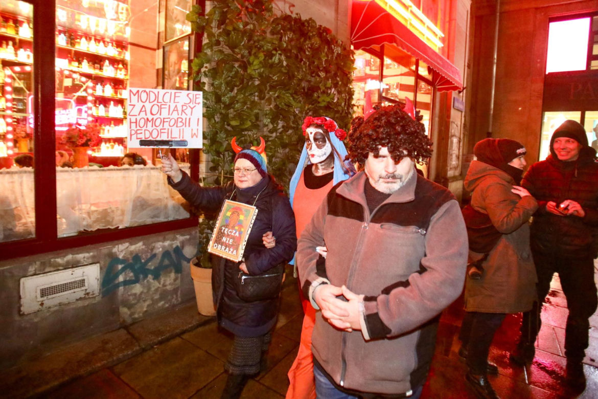 Szturm modlitewny na restaurację Madonna w Warszawie. "Dzieci, nawróćcie się!"