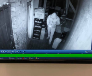 Czy to ten mężczyzna podpalił toruńską restaurację? Weranda Chełmińska opublikowała zdjęcia i nagranie z monitoringu!