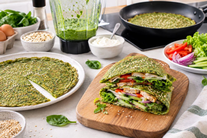 Zielony wrap powstaje z zaledwie 3 składników. Nacięcie w jednym miejscu ułatwia sprytne składanie