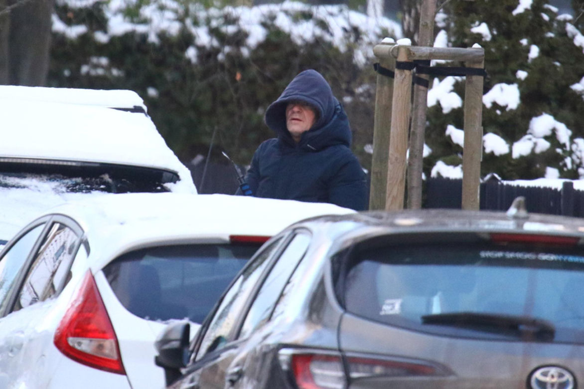 Tusk skrobie szyby auta żony