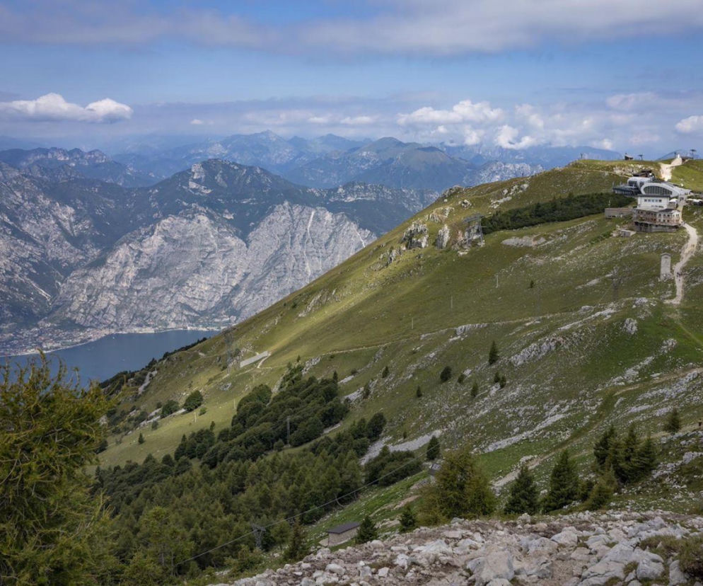 Górski masyw Monte Baldo górujący nad Jeziorem Garda. O rześkich trasach na upalne dni przeczytasz na Eska.