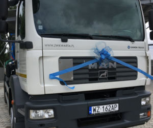 Poświęcili wóz do wywożenia odchodów! 