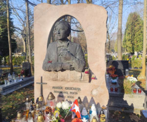 Kraków pamięta. Na grobie Marka Grechuty zawsze palą się znicze. Jeden szczegół jego grobu chwyta za serce