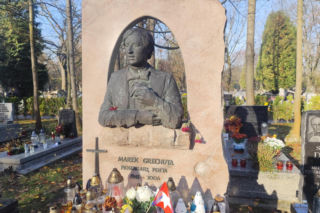 Kraków pamięta. Na grobie Marka Grechuty zawsze palą się znicze. Jeden szczegół jego grobu chwyta za serce