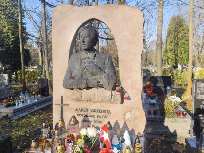 Kraków pamięta. Na grobie Marka Grechuty zawsze palą się znicze. Jeden szczegół jego grobu chwyta za serce