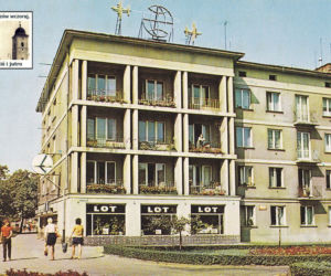 Blok mieszkalny przy ówczesnym placu Zwycięstwa (nazwa została nadana w 1952 roku. W 1990 zmieniono ją na plac Ofiar Getta)