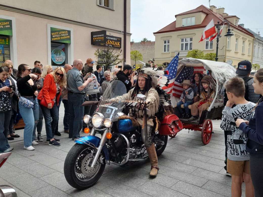 Elivis Presley w swoim cadillacu otworzył Święto Paniagi w Rzeszowie.  Wielki pochód w amerykańskim stylu!