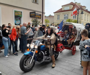 Elivis Presley w swoim cadillacu otworzył Święto Paniagi w Rzeszowie.  Wielki pochód w amerykańskim stylu!