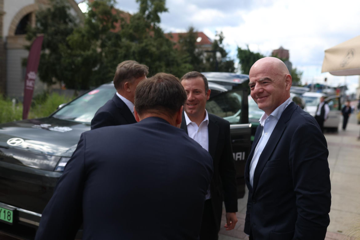 Cezary Kulesza wita Gianniego Infantino