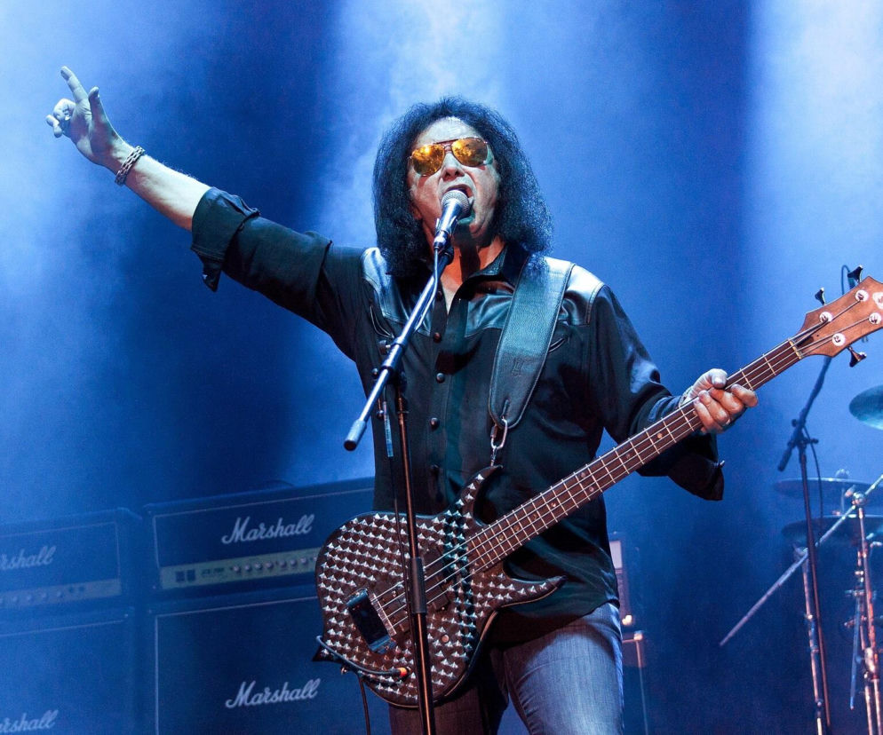 Muzyk Gene Simmons gra na basie na koncercie. O jego relacjach z Muskiem i Trumpem przeczytasz na EskaRock.
