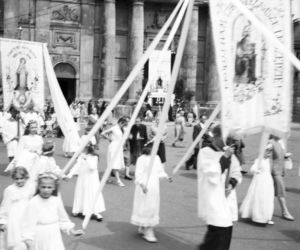 Uroczystość Bożego Ciała w Warszawie celebrowana przez Prymasa Polski kardynała Stefana Wyszyńskiego - 1957 rok