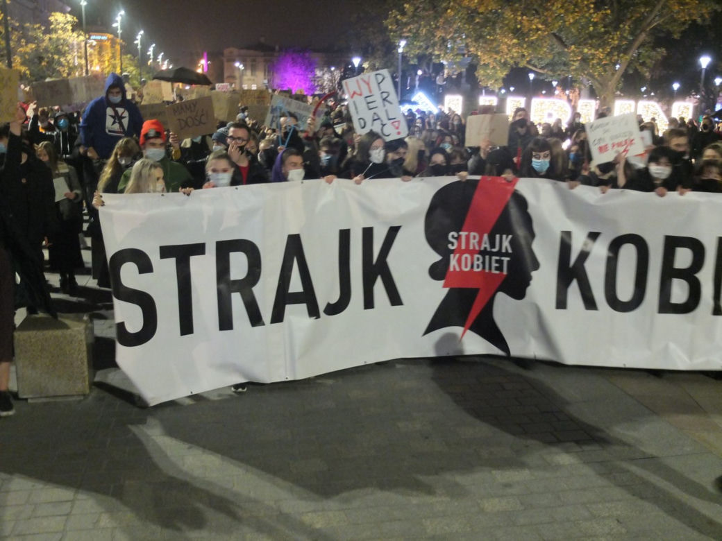 PROTEST KOBIET W LUBLINIE. KILKA TYSIĘCY OSÓB PRZEMASZEROWAŁO POD ARCHIKATEDRĘ I KURIĘ LUBELSKĄ. ŚWIĄTYNI MODLITWĄ BRONILI PRAWICOWCY