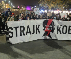PROTEST KOBIET W LUBLINIE. KILKA TYSIĘCY OSÓB PRZEMASZEROWAŁO POD ARCHIKATEDRĘ I KURIĘ LUBELSKĄ. ŚWIĄTYNI MODLITWĄ BRONILI PRAWICOWCY