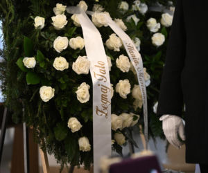 Wieńce na pogrzebie Edwarda Linde-Lubaszenki. Żałobnicy pożegnali artystę pięknymi kwiatami