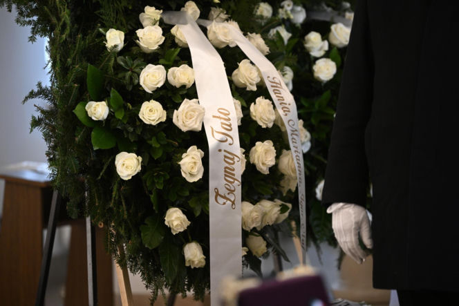 Wieńce na pogrzebie Edwarda Linde-Lubaszenki. Żałobnicy pożegnali artystę pięknymi kwiatami