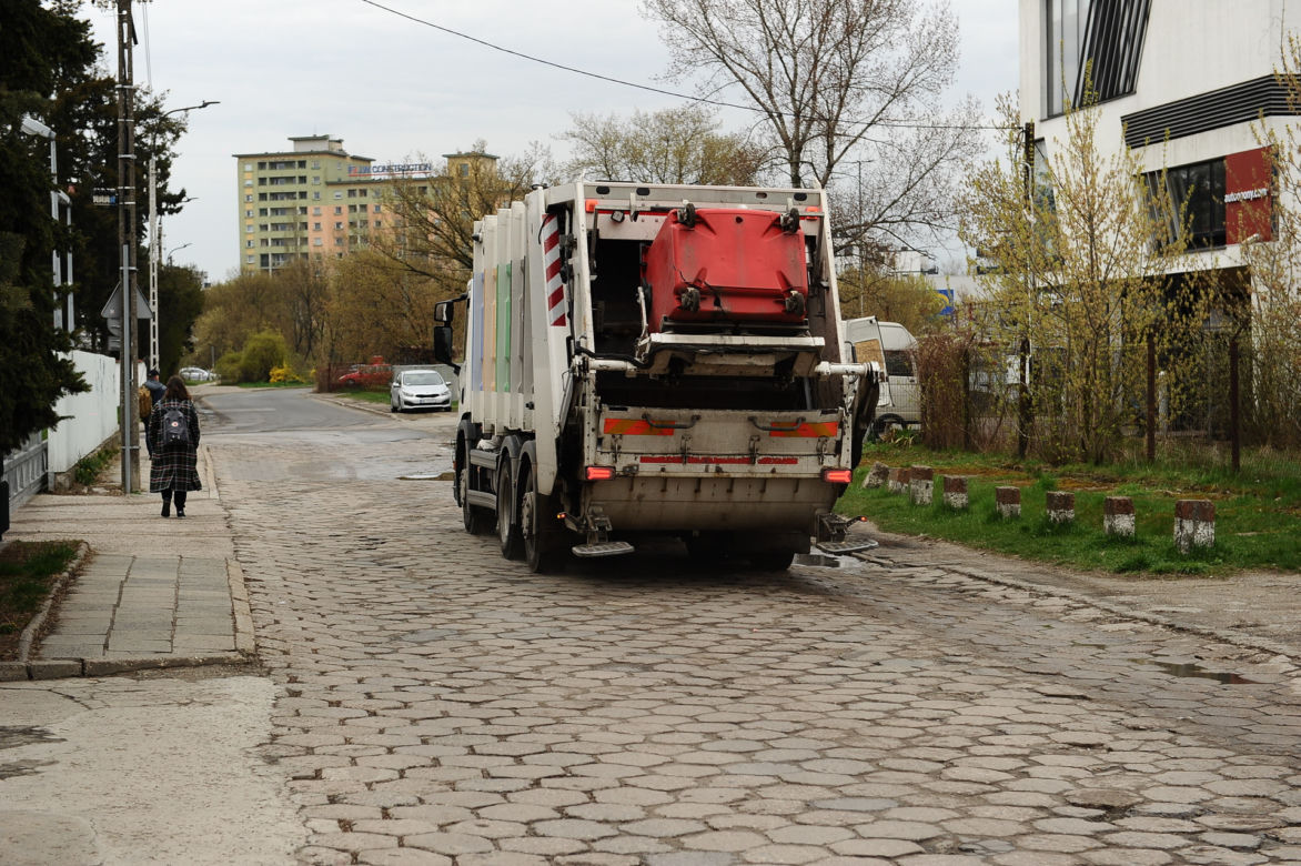 Ciężarówki jeżdżą mimo zakazu od prawie 30 lat. Mieszkańcy ul. Konwaliowej mają dość