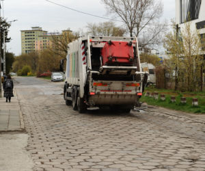 Ciężarówki jeżdżą mimo zakazu od prawie 30 lat. Mieszkańcy ul. Konwaliowej mają dość