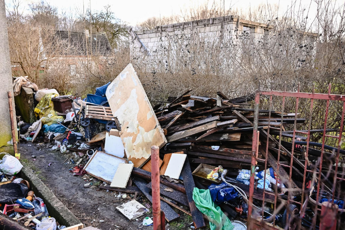 Pożar opuszczonego domu w Redzie. To tutaj zginęły trzy osoby. Zdjęcia z miejsca tragedii