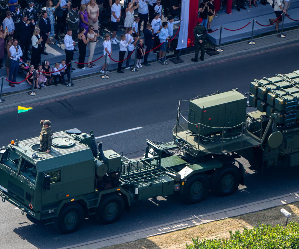 Pojazd z systemem Patriot podczas parady. O planach produkcji pocisków w Polsce przeczytasz na Eska.