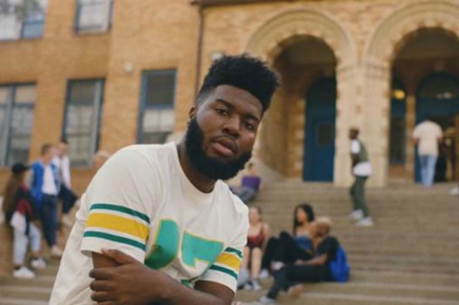 Khalid w nowym teledysku do singla Young Dumb & Broke