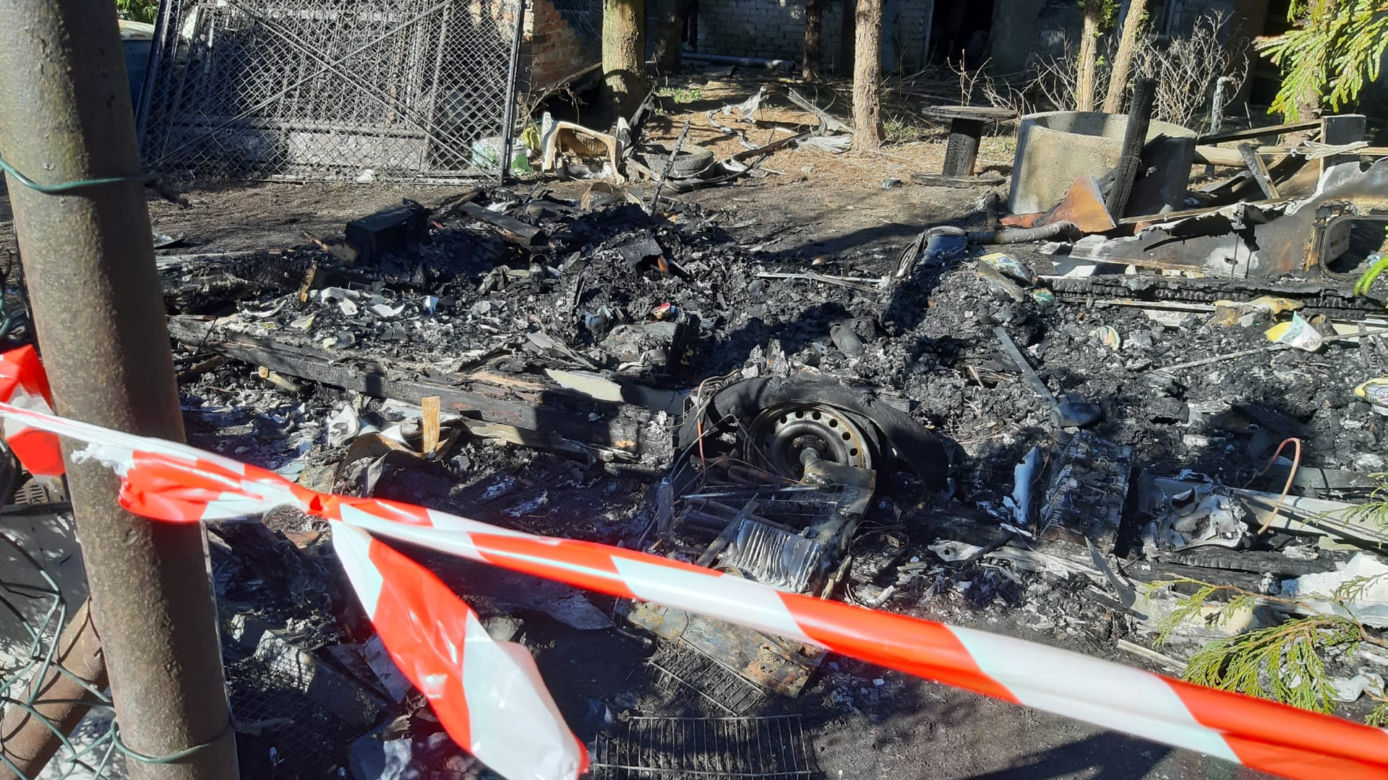 Potężny pożar przyczepy pod Warszawą. W zgliszczach znaleziono ciało