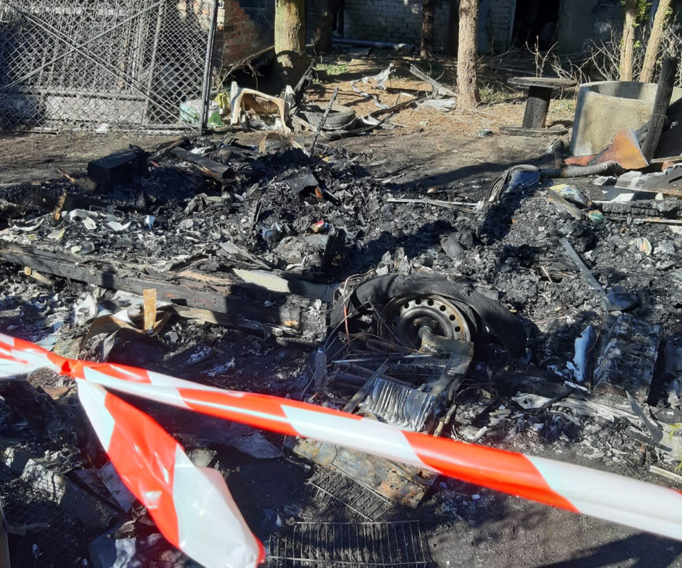 Potężny pożar przyczepy pod Warszawą. W zgliszczach znaleziono ciało