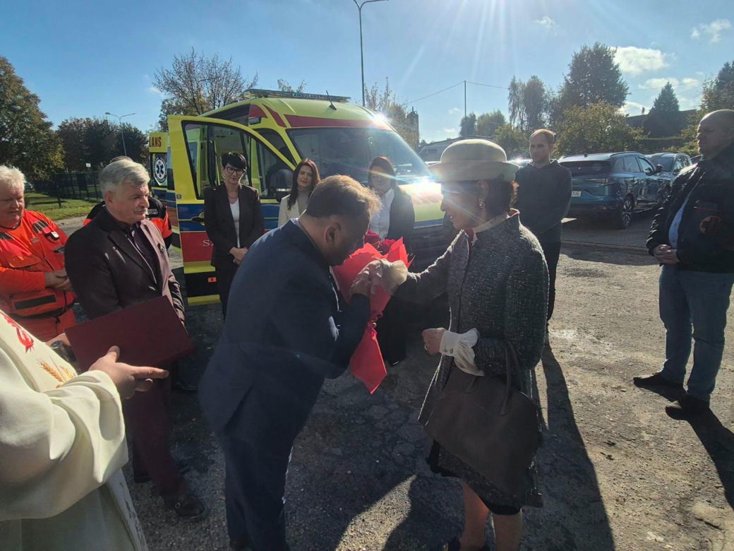 Podarowała szpitalowi wypasioną karetkę. W podziękowaniu otrzymała siedem herbacianych róż