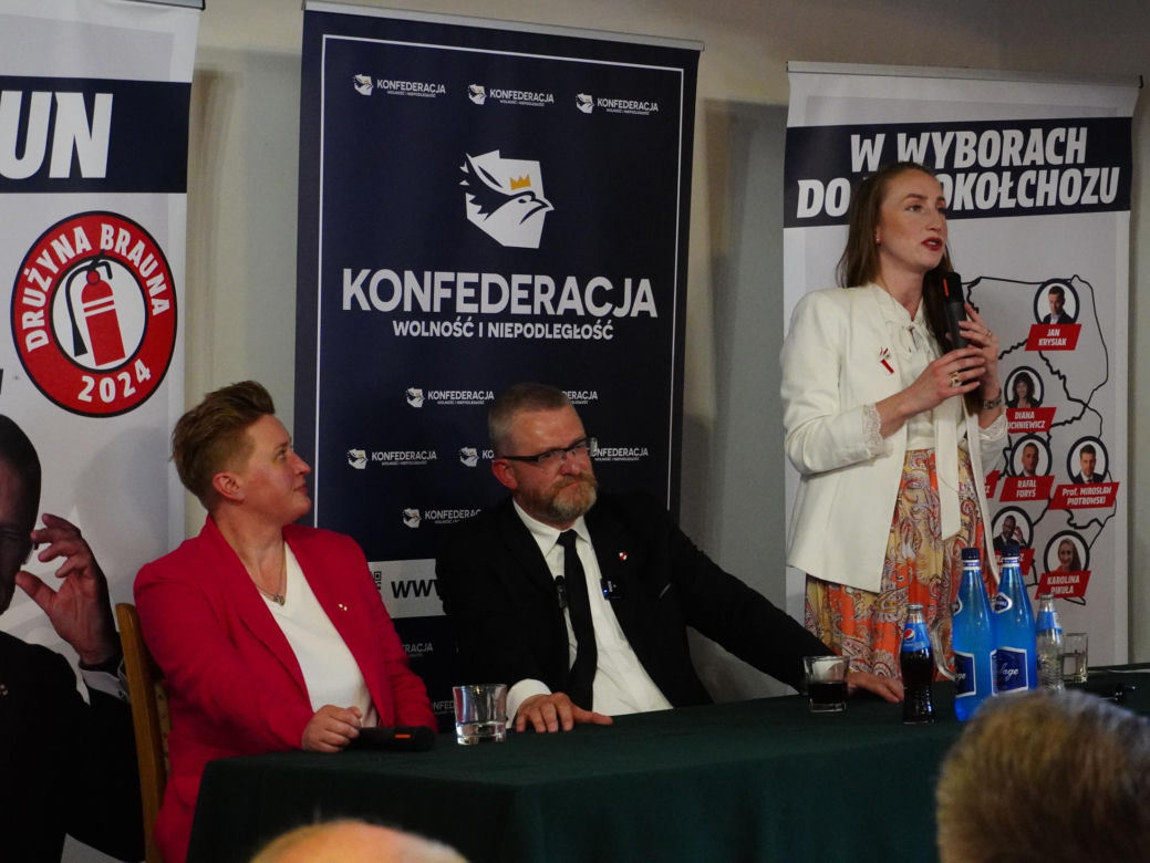 Tłumy na spotkaniu z Grzegorzem Braunem w Tarnowie. Mieszkańcy przynieśli gaśnice