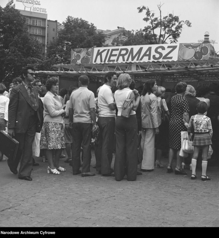 Z okazji 1 maja władza organizowała kiermasze na których można było kupić książki, buty, a nawet kiełbasę