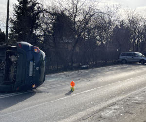 Dramatyczny wypadek na Targówku. Auto wylądowało na boku