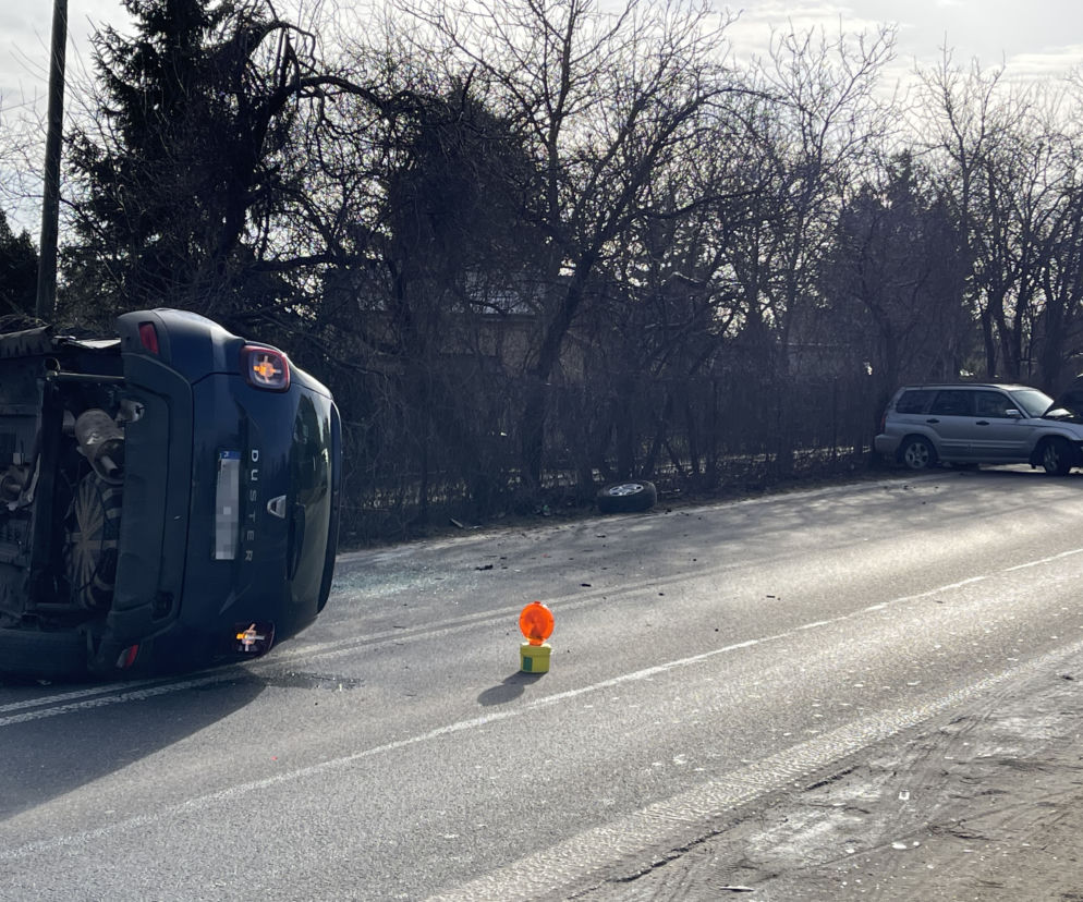 Dramatyczny wypadek na Targówku. Auto wylądowało na boku
