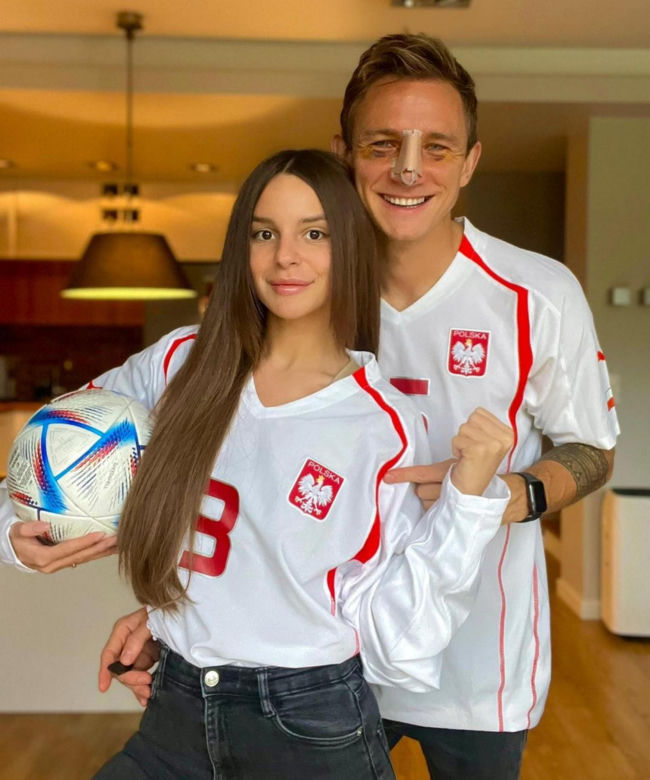 Nowa żona Rzeźniczaka prawie nago wygina się pod drzewem do góry nogami. On szaleje z miłości!