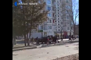 Media: w Czernihowie Rosjanie zastrzelili co najmniej 10 osób, które czekały w kolejce po chleb [WIDEO +18]