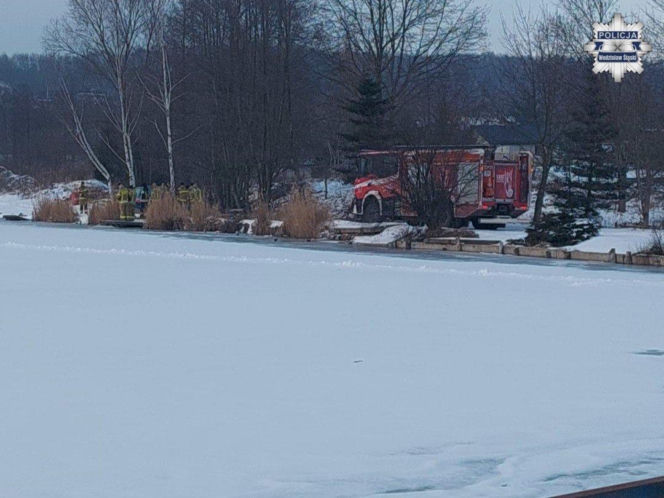 W Wodzisławiu zatonęło auto w jeziorze