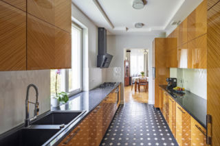 Fornir wraca na salony. Dlaczego prawdziwe drewno wygrywa z laminatem w nowoczesnych wnętrzach?