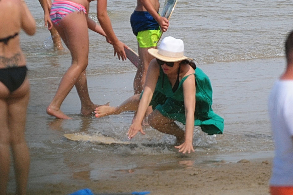Kasia Cichopek z rodziną na plaży