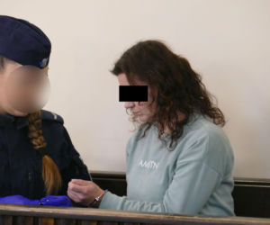 Urodziła i porzuciła dziecko obok pustostanu. Mała Wiktoria cudem przeżyła