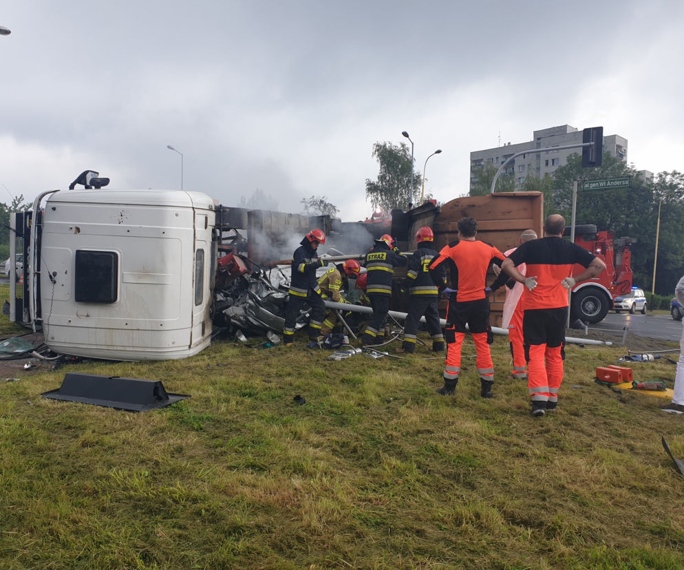 Bielsko-Biała: Straszny wypadek teraz! Ludzie zakleszczeni w aucie. Bez oznak życia