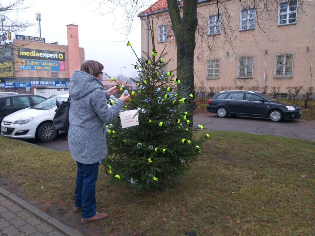 Wyjątkowa choinka pod posterunkiem policji w Mrągowie. Zamiast bombek są odblaski
