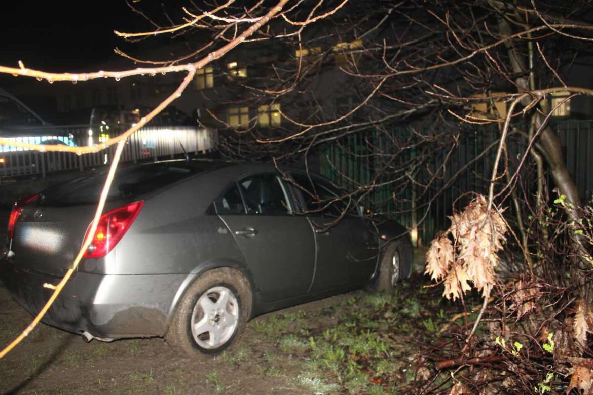 Pijany ojciec wioząc synka do szpitala rozbił auto na płocie! Odebrano mu samochód. To pierwszy przypadek w Tarnowie